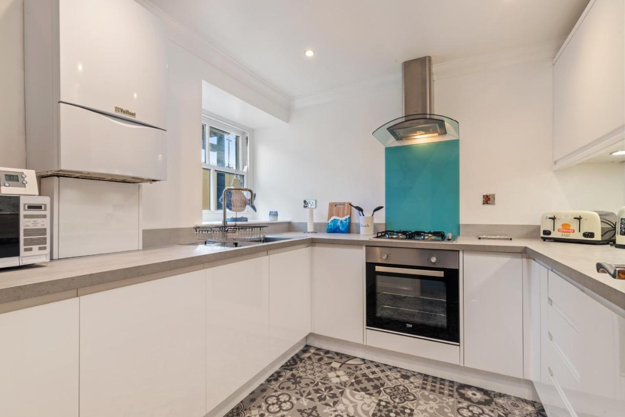 3 South Beach Court - Cosy Seafront Apartment Tenby Eksteriør bilde